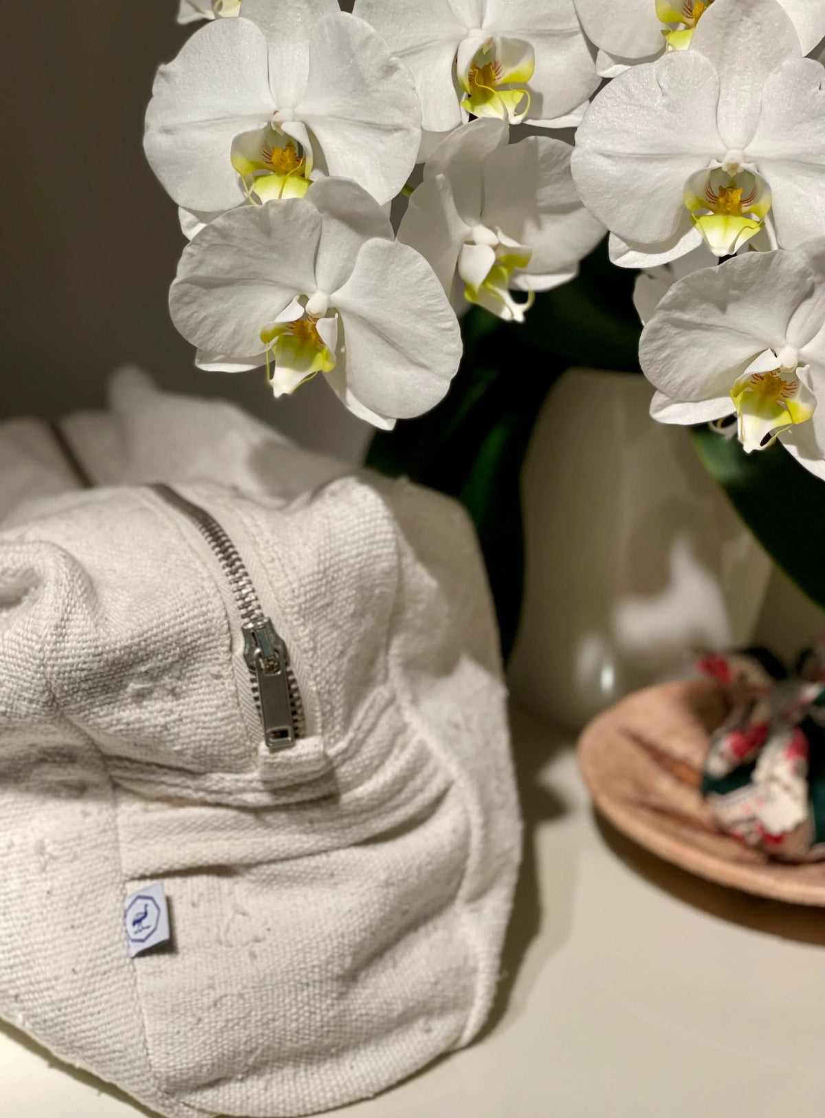 Collection Bain et bien-être de Studio Matongé. Cette collection présente produits et accessoires de décoration pour la salle de bain, la relaxation et le bien-être (trousses de toilette, masques de sommeil, etc)