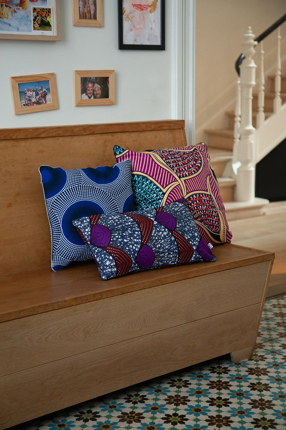 Wax-Stoff-Kissen in einer Küche: WAALI 40 × 40 cm, SANAA 30 × 50 cm und WIMBI 50 × 50 cm