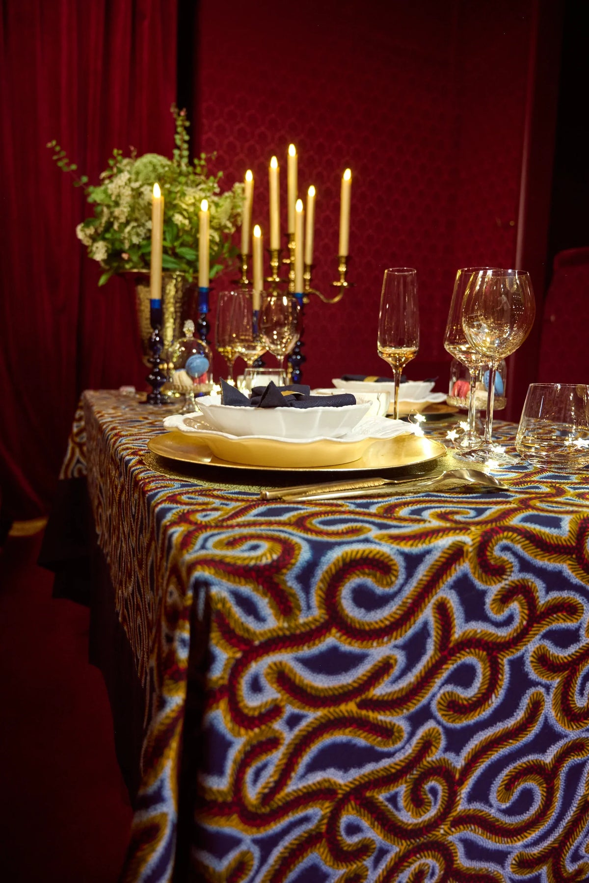LADHA-Tischdecke aus Wax-Stoff und gewaschenem Leinen in der königlichen Loge der Brüsseler Oper La Monnaie