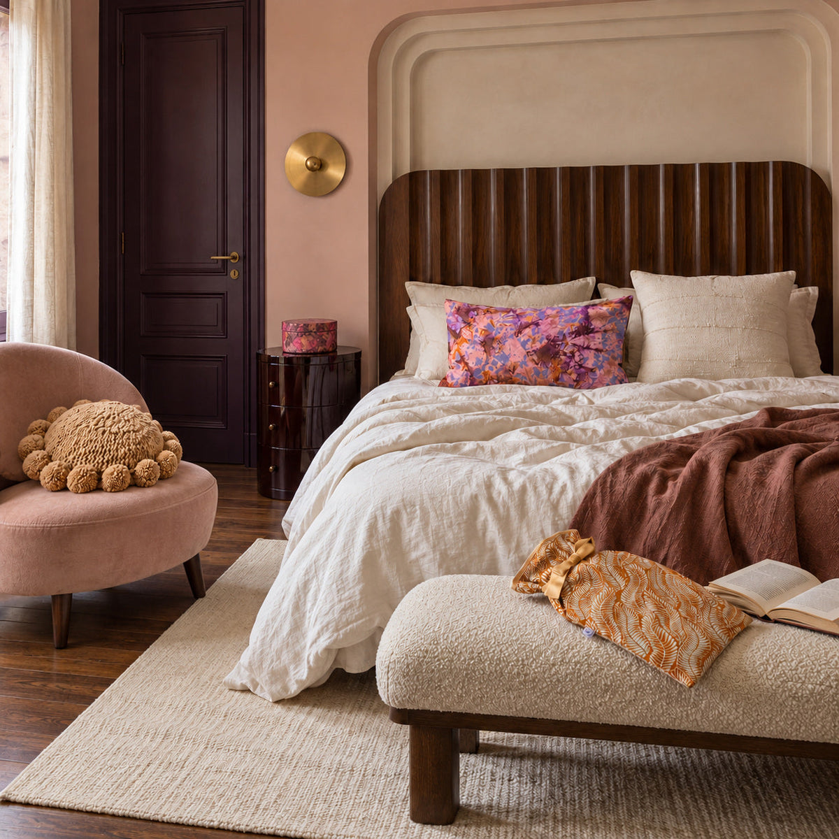 Chambre néo-Art déco avec coussins KUMASI AURORE, MSINGI et BONBONSI, bouillotte JAMAC et boîte DEÑC-MITI fuchsia.