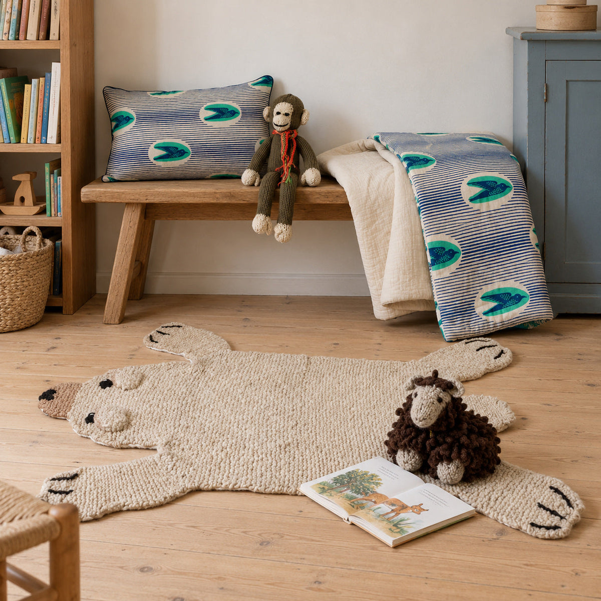 Coin histoires avec tapis ours BEBEAR, doudous JOSEPH et MILTON, coussin LONA-MTOTO et édredon SOO-MTOTO vert.