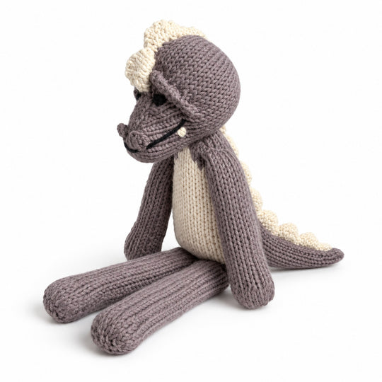 Doudou crocodile MAXIME taupe vu de trois quarts sur fond blanc, avec son ventre et ses crêtes écrus.