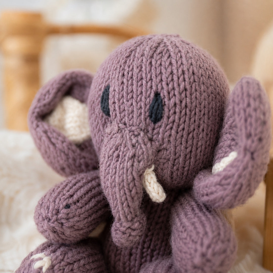 Anatole l’Éléphant – gros plan sur la maille du doudou coton bio mauve Les Espiègles.