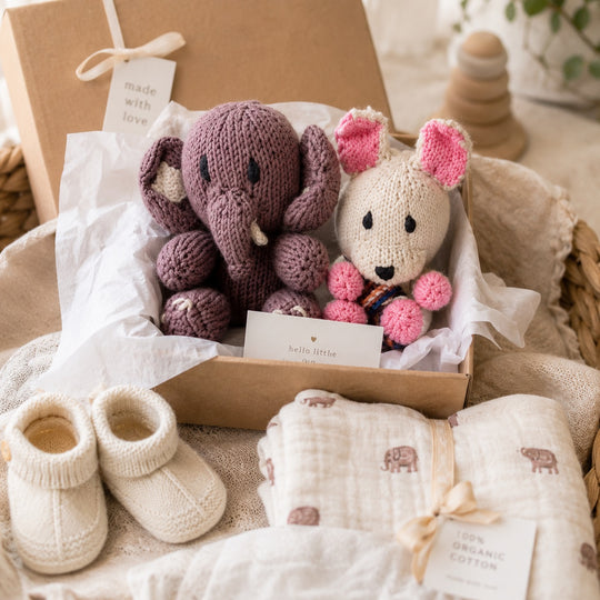 Anatole l’Éléphant et Suzon le Lapin – doudous coton bio présentés dans un coffret cadeau naissance avec chaussons et lange.