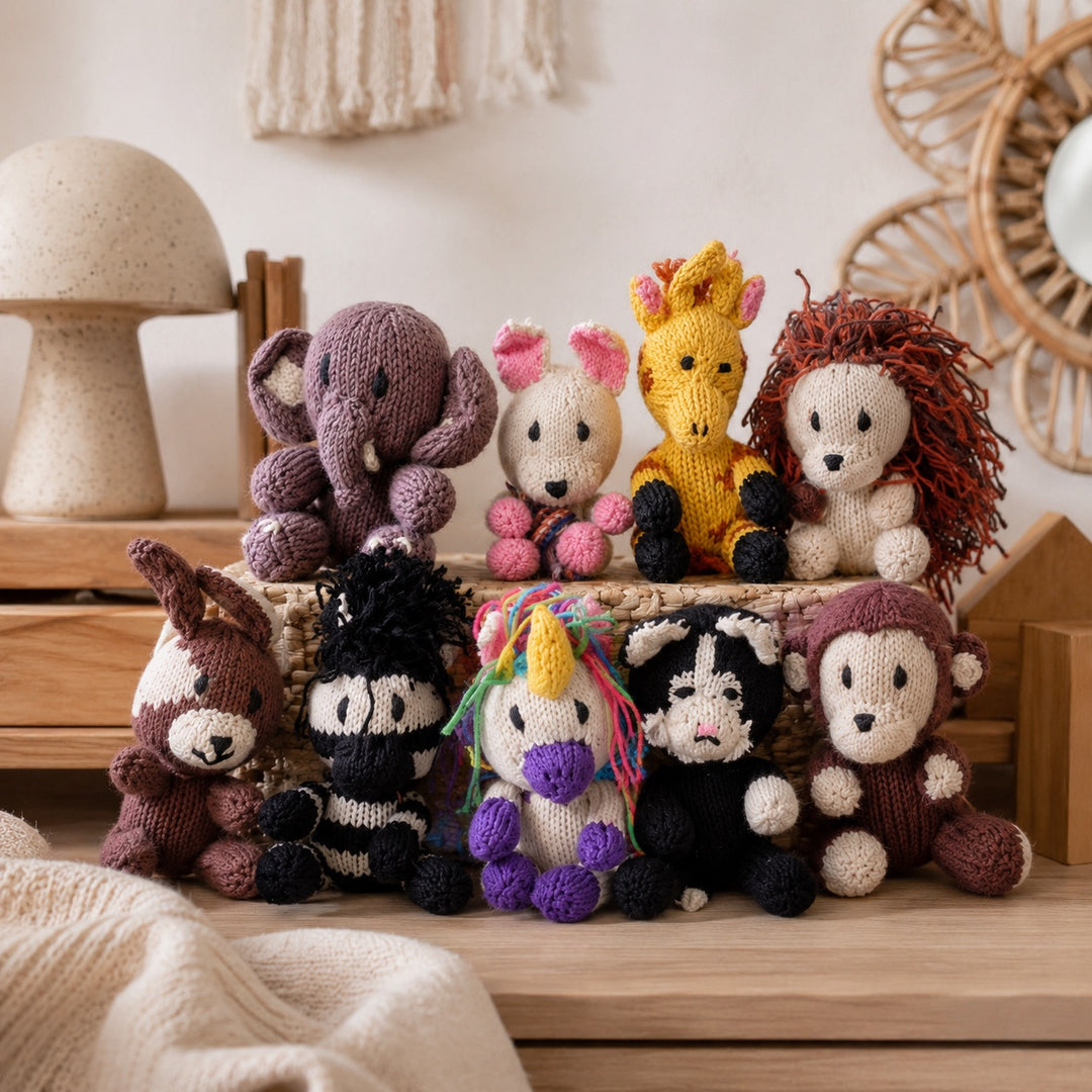 Les Espiègles – collection complète de doudous coton bio dans une chambre d’enfant à l'esprit bohème chic.