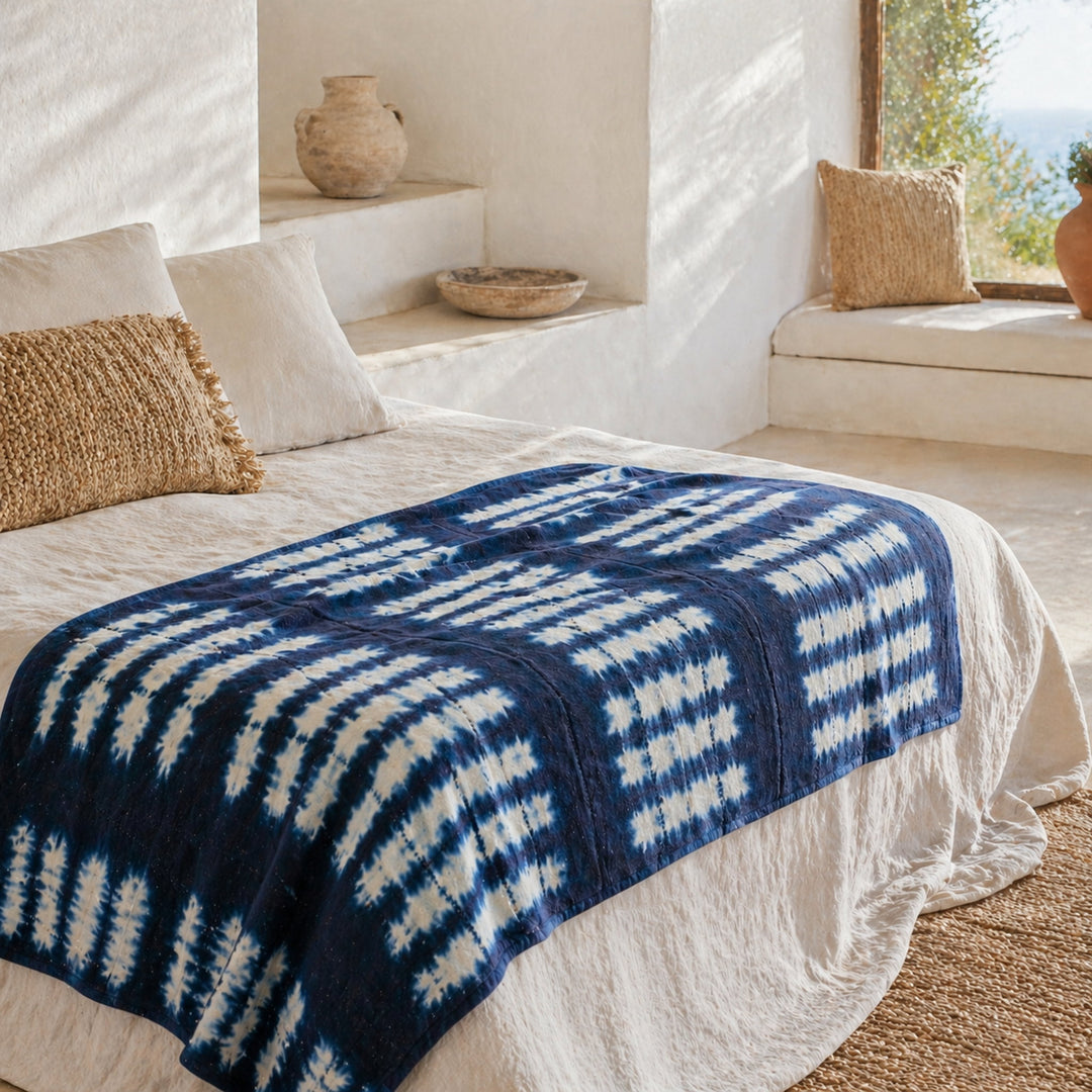 le plaid ZANA-BAHARI en bogolan et double gaze de coton dans une chambre à l'esprit méiterranéen