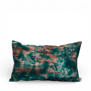 Housse de coussin KUMASI-LAGUNE en kokodunda aux nuances vert lagune et brun, vue de face, format rectangulaire, textile artisanal à motifs irréguliers.
