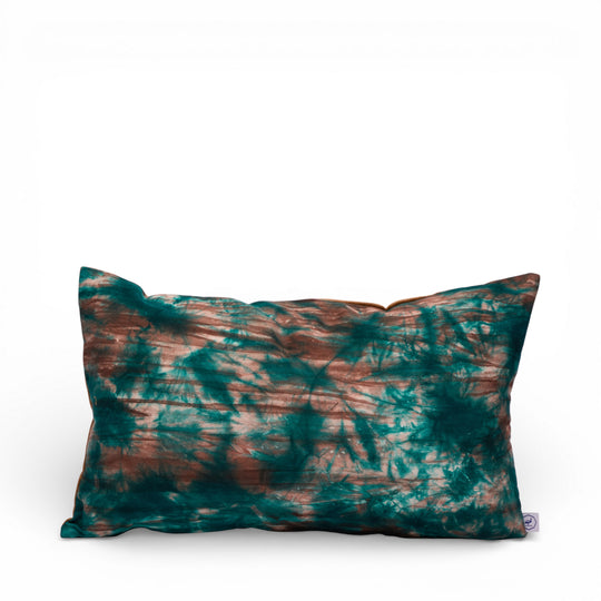 Housse de coussin KUMASI-LAGUNE en kokodunda aux nuances vert lagune et brun, vue de face, format rectangulaire, textile artisanal à motifs irréguliers.