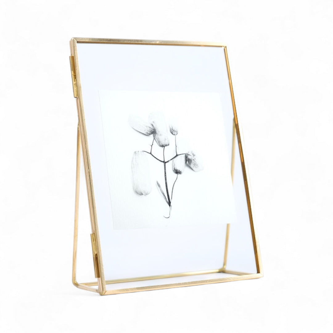 Photo d'art, en édition limitée, signée et encadrée - Tirage de l'oeuvre Bijoux de Famille, issu de la série Résistances Végétales par la photographe plasticienne Ana Bloom, en exclusivité pour Studio Matongé. 