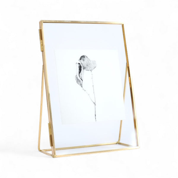 Gerahmter Druck aus Ana Blooms Serie „Résistances Végétales“, Schwarz-Weiß, 10 × 10 cm