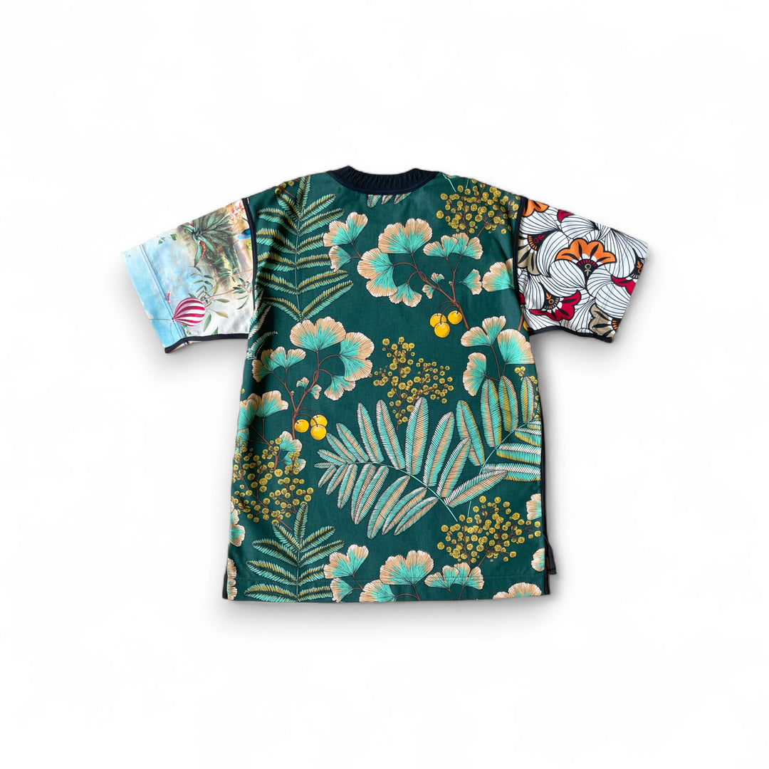 T-shirt BISENGO JP MIKA x XULY-BËT - Numéroté 14/65 - Taille S - dos. 
Wearable-art inspiré du tableau "Tala Mabina ya Mboka na Biso" (Regarde la danse de notre pays) de la série de toiles BISENGO de JP MIKA.