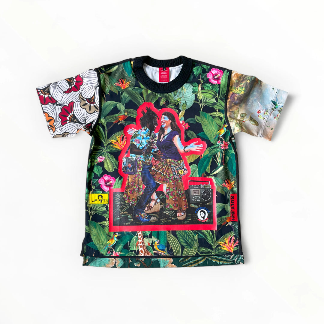T-shirt BISENGO JP MIKA x XULY-BËT - Numéroté 14/65 - Taille S - Wearable-art inspiré du tableau "Tala Mabina ya Mboka na Biso" (Regarde la danse de notre pays) de la série de toiles BISENGO de JP MIKA.