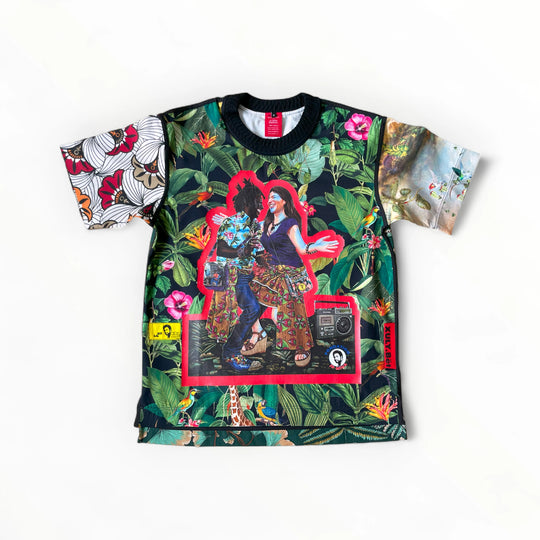 T-shirt BISENGO JP MIKA x XULY-BËT - Numéroté 14/65 - Taille S - Wearable-art inspiré du tableau "Tala Mabina ya Mboka na Biso" (Regarde la danse de notre pays) de la série de toiles BISENGO de JP MIKA.