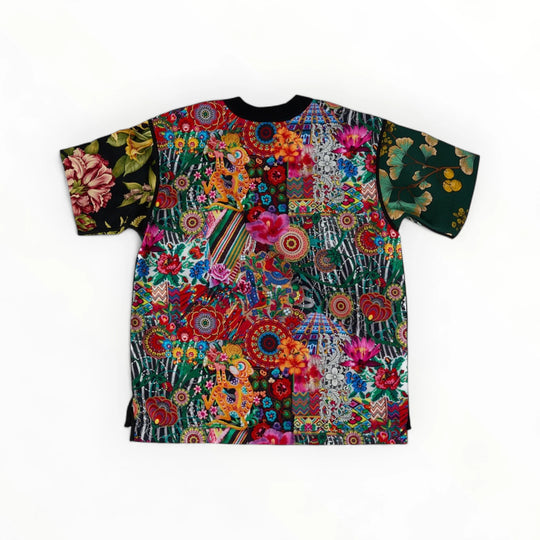 T-shirt BISENGO JP MIKA x XULY-BËT - Numéroté 15/65 - Taille L - dos. 
Wearable-art inspiré du tableau "Tala Mabina ya Mboka na Biso" (Regarde la danse de notre pays) de la série de toiles BISENGO de JP MIKA.