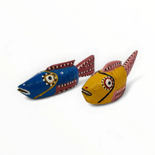 Poissons Bozo bleu et jaune. Marionnettes traditionnelles en bois du Mali. Sculptées à la main dans un unique bloc de bois