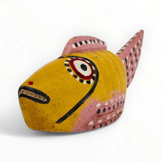 Poisson bozo jaune. Marionnette traditionnelle en bois du Mali. Sculpté à la main dans un unique bloc de bois