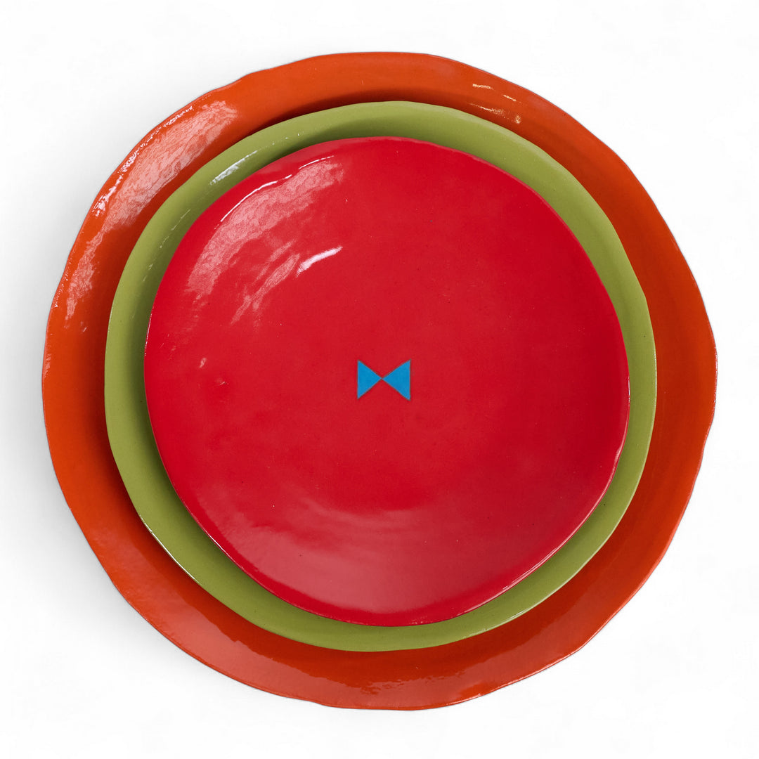 Coffret de 3 assiettes en céramique Color Me Bright par l'artiste sud-africaine Clementina Van Der Waltz. 
Détail des assiettes ( coloris et diamètre)
- Assiette de présentation : Mandarine - 28 cm 
- Grande Assiette : Anis - 23 cm 
- Assiette à Dessert : Tomate - 18 cm