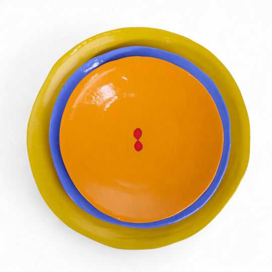 Coffret de 3 assiettes en céramique Color Me Bright par l'artiste sud-africaine Clementina Van Der Waltz. 
Détail des assiettes ( coloris et diamètre)
- Assiette de présentation : Citron - 28 cm 
- Grande Assiette : Cobalt - 23 cm 
- Assiette à Dessert : Melon - 18 cm