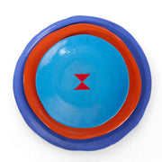 Coffret de 3 assiettes en céramique Color Me Bright par l'artiste sud-africaine Clementina Van Der Waltz. 
Détail des assiettes ( coloris et diamètre)
- Assiette de présentation : Cobalt - 28 cm 
- Grande Assiette : Mandarine - 23 cm 
- Assiette à Dessert : Bleu - 18 cm
