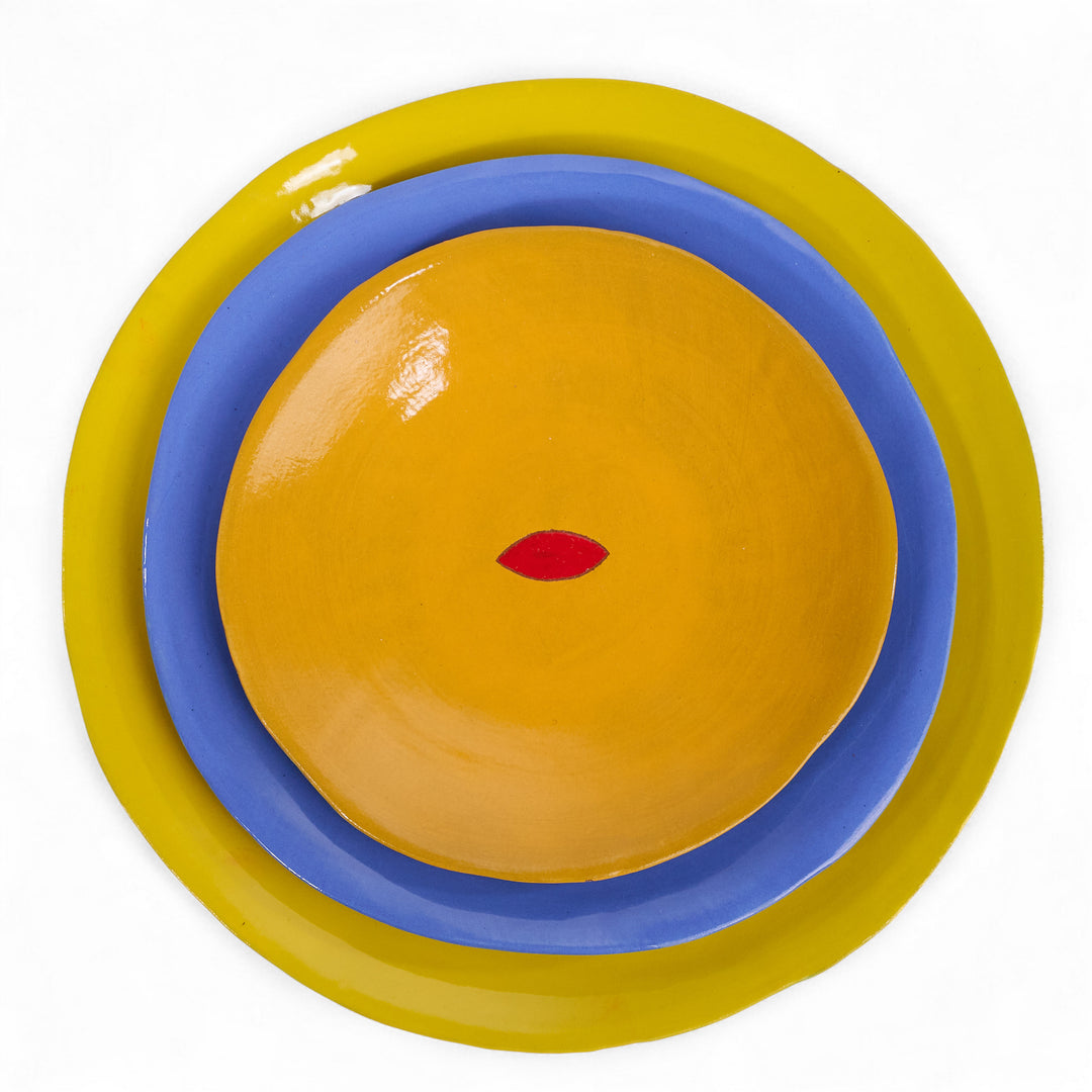 Coffret de 3 assiettes en céramique Color Me Bright par l'artiste sud-africaine Clementina Van Der Waltz. 
Détail des assiettes ( coloris et diamètre)
- Assiette de présentation : Citron - 28 cm 
- Grande Assiette : Cobalt - 23 cm 
- Assiette à Dessert : Melon - 18 cm