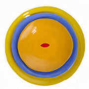Coffret de 3 assiettes en céramique Color Me Bright par l'artiste sud-africaine Clementina Van Der Waltz. 
Détail des assiettes ( coloris et diamètre)
- Assiette de présentation : Citron - 28 cm 
- Grande Assiette : Cobalt - 23 cm 
- Assiette à Dessert : Melon - 18 cm