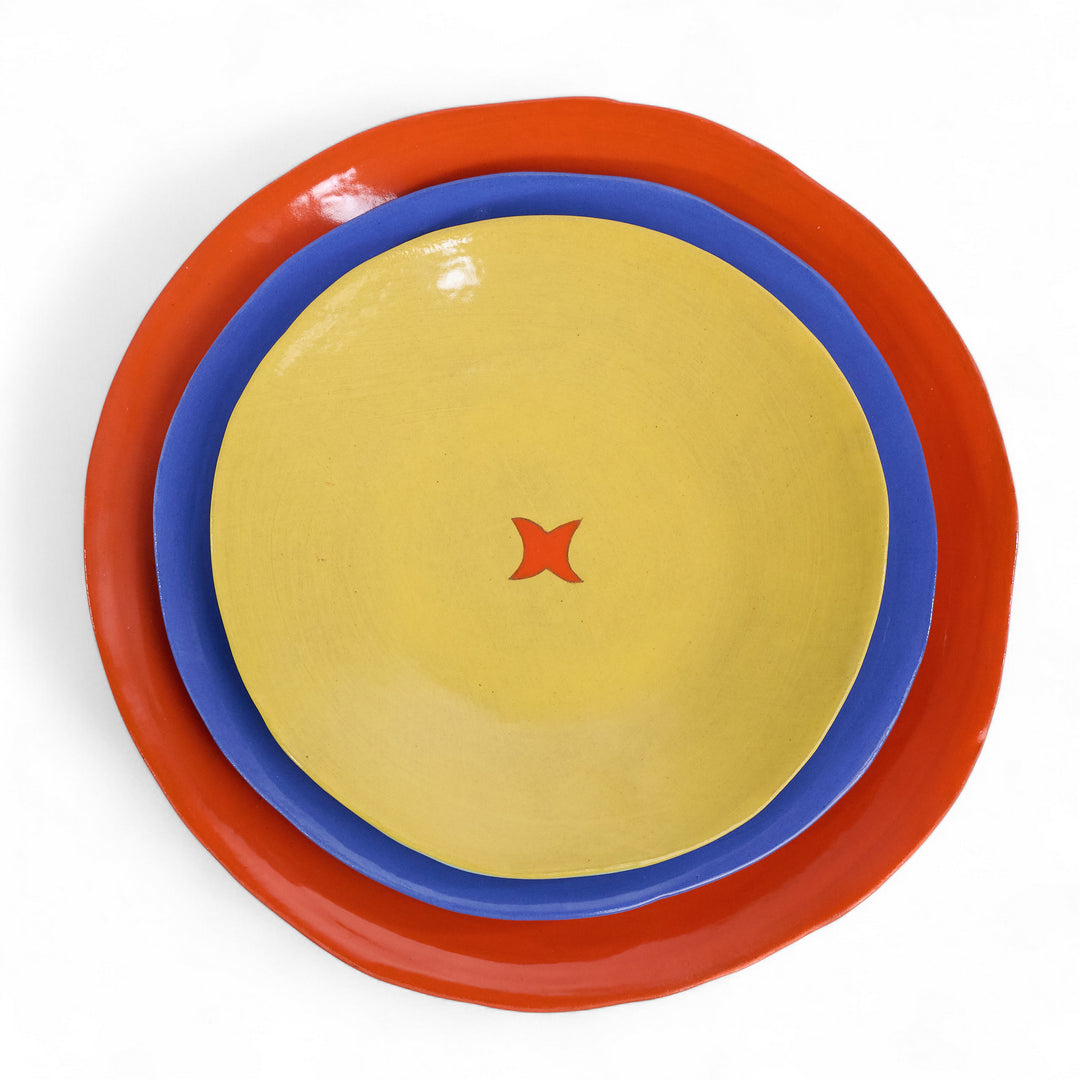 Coffret de 3 assiettes en céramique Color Me Bright par l'artiste sud-africaine Clementina Van Der Waltz. 
Détail des assiettes ( coloris et diamètre)
- Assiette de présentation : Mandarine - 28 cm 
- Grande Assiette : Cobalt - 23 cm 
- Assiette à Dessert : Citron - 18 cm