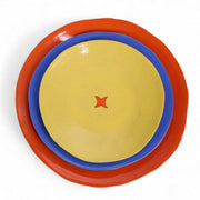 Coffret de 3 assiettes en céramique Color Me Bright par l'artiste sud-africaine Clementina Van Der Waltz. 
Détail des assiettes ( coloris et diamètre)
- Assiette de présentation : Mandarine - 28 cm 
- Grande Assiette : Cobalt - 23 cm 
- Assiette à Dessert : Citron - 18 cm