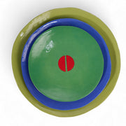 Coffret de 3 assiettes en céramique Color Me Bright par l'artiste sud-africaine Clementina Van Der Waltz. 
Détail des assiettes ( coloris et diamètre)
- Assiette de présentation : Anis - 28 cm 
- Grande Assiette : Outremer - 23 cm 
- Assiette à Dessert : Gazon - 18 cm