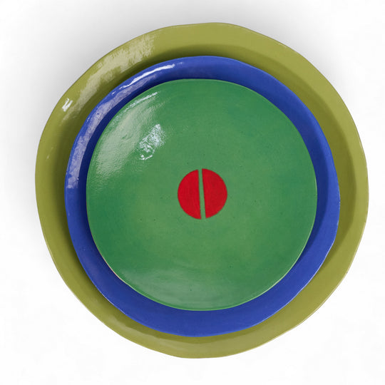 Coffret de 3 assiettes en céramique Color Me Bright par l'artiste sud-africaine Clementina Van Der Waltz. 
Détail des assiettes ( coloris et diamètre)
- Assiette de présentation : Anis - 28 cm 
- Grande Assiette : Outremer - 23 cm 
- Assiette à Dessert : Gazon - 18 cm