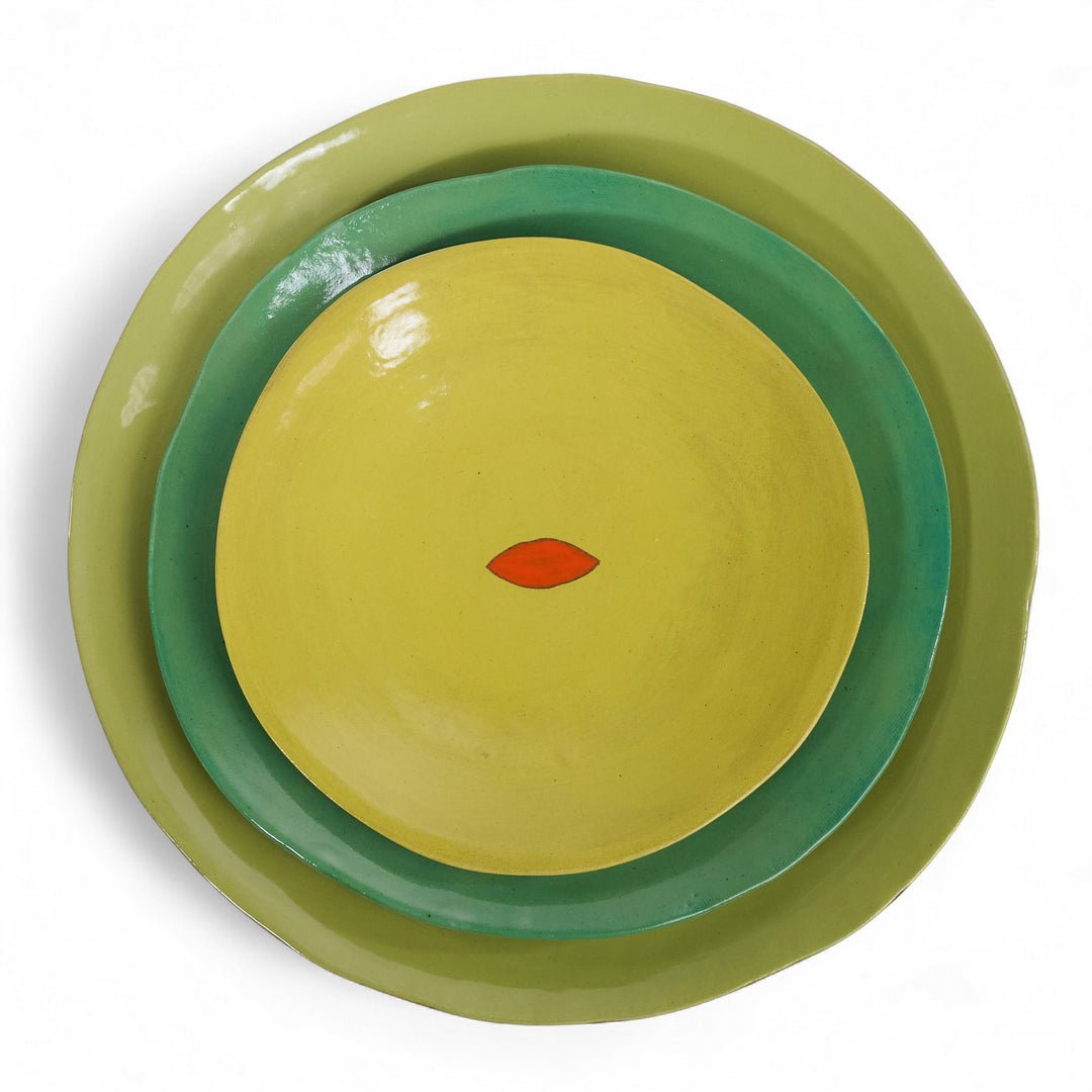 Coffret de 3 assiettes en céramique Color Me Bright par l'artiste sud-africaine Clementina Van Der Waltz. 
Détail des assiettes ( coloris et diamètre)
- Assiette de présentation : Anis - 28 cm 
- Grande Assiette : Gazon - 23 cm 
- Assiette à Dessert : Citron - 18 cm