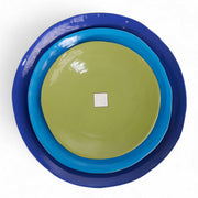 Coffret de 3 assiettes en céramique Color Me Bright par l'artiste sud-africaine Clementina Van Der Waltz. 
Détail des assiettes ( coloris et diamètre)
- Assiette de présentation : Outremer - 28 cm 
- Grande Assiette : Cobalt - 23 cm 
- Assiette à Dessert : Anis - 18 cm