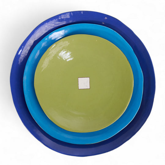 Coffret de 3 assiettes en céramique Color Me Bright par l'artiste sud-africaine Clementina Van Der Waltz. 
Détail des assiettes ( coloris et diamètre)
- Assiette de présentation : Outremer - 28 cm 
- Grande Assiette : Cobalt - 23 cm 
- Assiette à Dessert : Anis - 18 cm
