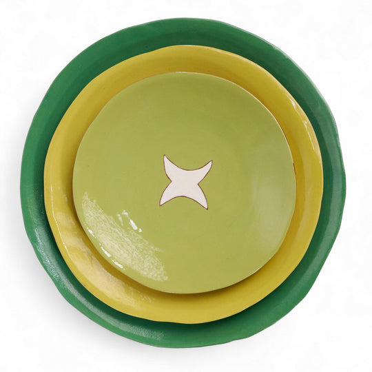 Coffret de 3 assiettes en céramique Color Me Bright par l'artiste sud-africaine Clementina Van Der Waltz. 
Détail des assiettes ( coloris et diamètre)
- Assiette de présentation : Gazon - 28 cm 
- Grande Assiette : Citron - 23 cm 
- Assiette à Dessert : Anis - 18 cm