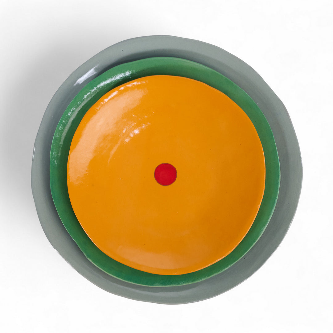 Coffret de 3 assiettes en céramique Color Me Bright par l'artiste sud-africaine Clementina Van Der Waltz. 
Détail des assiettes ( coloris et diamètre)
- Assiette de présentation : Etain - 28 cm 
- Grande Assiette : Gazon - 23 cm 
- Assiette à Dessert : Melon - 18 cm