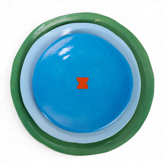 Coffret de 3 assiettes en céramique Color Me Bright par l'artiste sud-africaine Clementina Van Der Waltz. 
Détail des assiettes ( coloris et diamètre)
- Assiette de présentation : Gazon - 28 cm 
- Grande Assiette : Ciel - 23 cm 
- Assiette à Dessert : Bleu - 18 cm