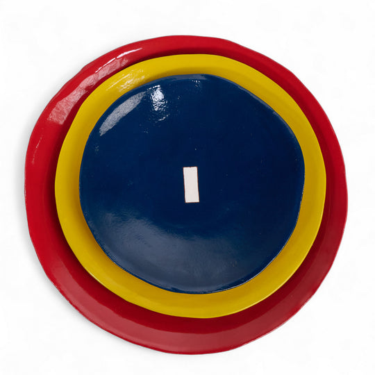 Coffret de 3 assiettes en céramique Color Me Bright par l'artiste sud-africaine Clementina Van Der Waltz. 
Détail des assiettes ( coloris et diamètre)
- Assiette de présentation : Tomate - 28 cm 
- Grande Assiette : Citron - 23 cm 
- Assiette à Dessert : Marine - 18 cm