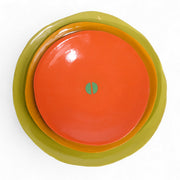 Coffret de 3 assiettes en céramique Color Me Bright par l'artiste sud-africaine Clementina Van Der Waltz. 
Détail des assiettes ( coloris et diamètre)
- Assiette de présentation : Citron - 28 cm 
- Grande Assiette : Melon - 23 cm 
- Assiette à Dessert : Mandarine - 18 cm