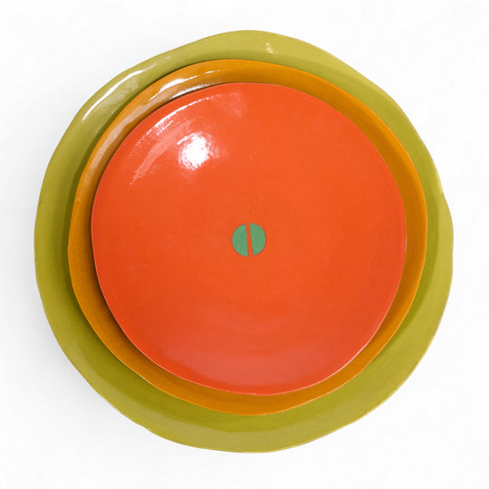 Coffret de 3 assiettes en céramique Color Me Bright par l'artiste sud-africaine Clementina Van Der Waltz. 
Détail des assiettes ( coloris et diamètre)
- Assiette de présentation : Citron - 28 cm 
- Grande Assiette : Melon - 23 cm 
- Assiette à Dessert : Mandarine - 18 cm