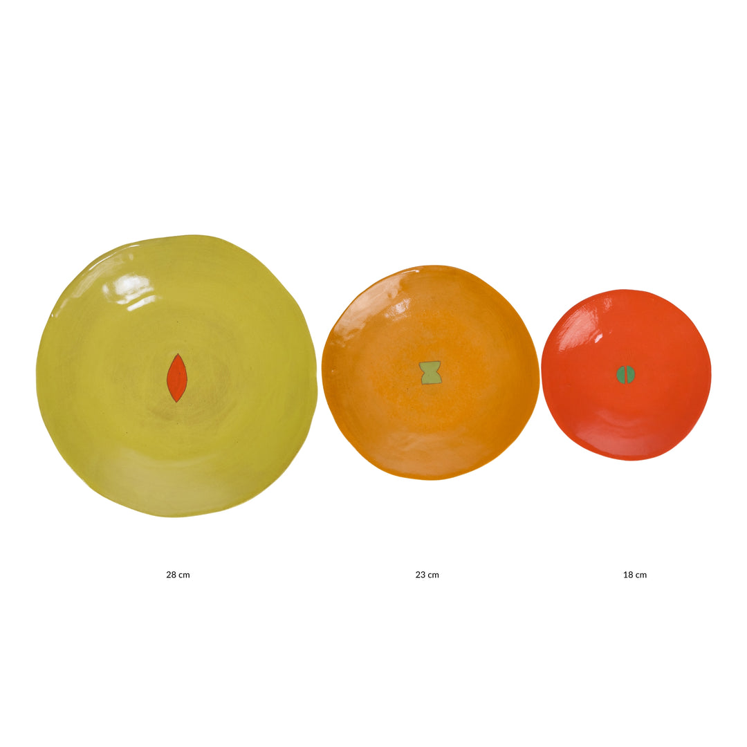 Coffret de 3 assiettes en céramique Color Me Bright par l'artiste sud-africaine Clementina Van Der Waltz. 
Détail des assiettes ( coloris et diamètre)
- Assiette de présentation : Citron - 28 cm 
- Grande Assiette : Melon - 23 cm 
- Assiette à Dessert : Mandarine - 18 cm