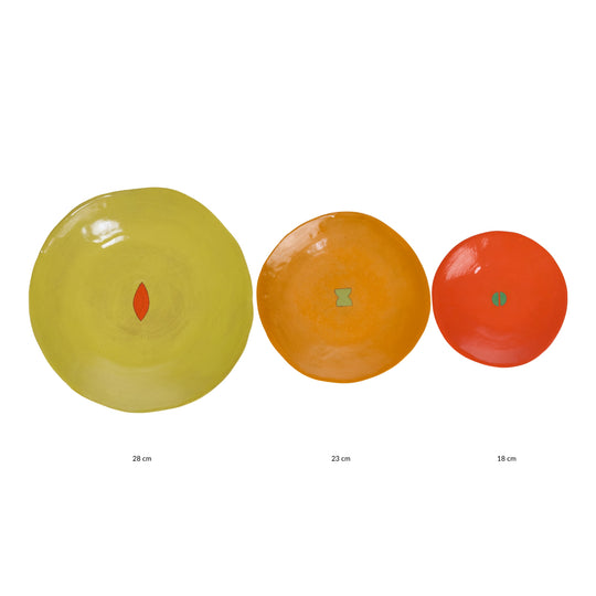 Coffret de 3 assiettes en céramique Color Me Bright par l'artiste sud-africaine Clementina Van Der Waltz. 
Détail des assiettes ( coloris et diamètre)
- Assiette de présentation : Citron - 28 cm 
- Grande Assiette : Melon - 23 cm 
- Assiette à Dessert : Mandarine - 18 cm
