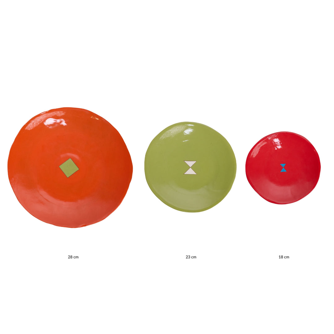 Coffret de 3 assiettes en céramique Color Me Bright par l'artiste sud-africaine Clementina Van Der Waltz. 
Détail des assiettes ( coloris et diamètre)
- Assiette de présentation : Mandarine - 28 cm 
- Grande Assiette : Anis - 23 cm 
- Assiette à Dessert : Tomate - 18 cm