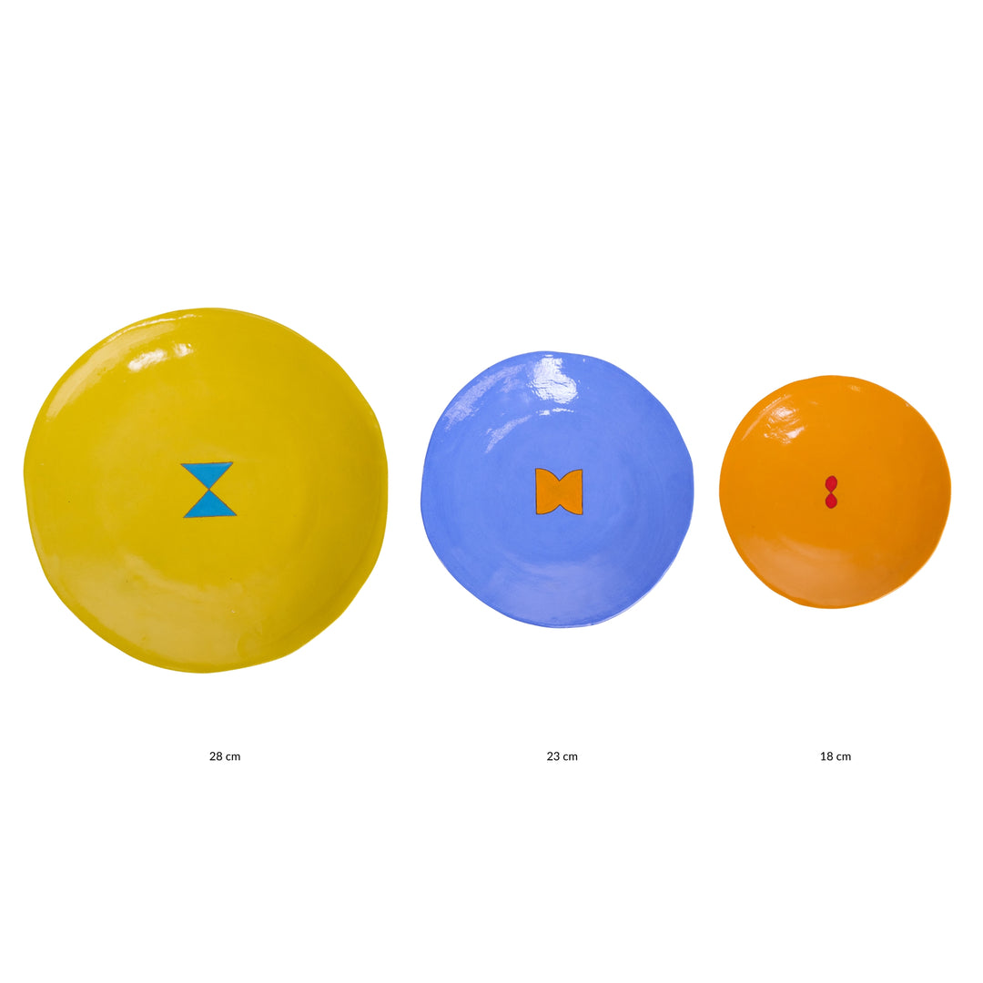 Coffret de 3 assiettes en céramique Color Me Bright par l'artiste sud-africaine Clementina Van Der Waltz. 
Détail des assiettes ( coloris et diamètre)
- Assiette de présentation : Citron - 28 cm 
- Grande Assiette : Cobalt - 23 cm 
- Assiette à Dessert : Melon - 18 cm