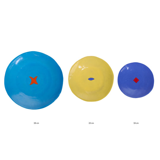 Coffret de 3 assiettes en céramique Color Me Bright par l'artiste sud-africaine Clementina Van Der Waltz. 
Détail des assiettes ( coloris et diamètre)
- Assiette de présentation : Bleu - 28 cm 
- Grande Assiette : Citron - 23 cm 
- Assiette à Dessert : Cobalt - 18 cm