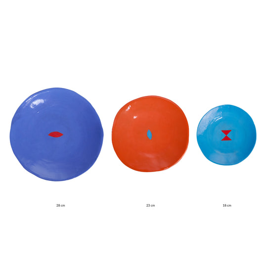 Coffret de 3 assiettes en céramique Color Me Bright par l'artiste sud-africaine Clementina Van Der Waltz. 
Détail des assiettes ( coloris et diamètre)
- Assiette de présentation : Cobalt - 28 cm 
- Grande Assiette : Mandarine - 23 cm 
- Assiette à Dessert : Bleu - 18 cm