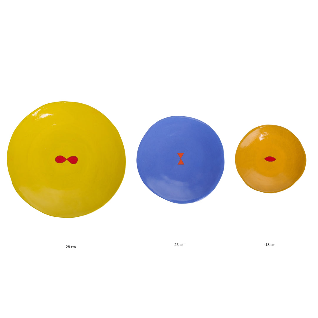 Coffret de 3 assiettes en céramique Color Me Bright par l'artiste sud-africaine Clementina Van Der Waltz. 
Détail des assiettes ( coloris et diamètre)
- Assiette de présentation : Citron - 28 cm 
- Grande Assiette : Cobalt - 23 cm 
- Assiette à Dessert : Melon - 18 cm