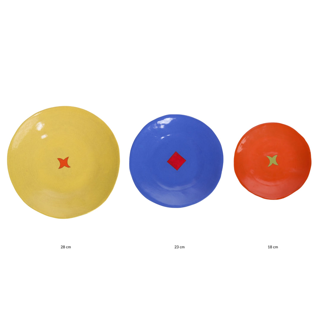 Coffret de 3 assiettes en céramique Color Me Bright par l'artiste sud-africaine Clementina Van Der Waltz. 
Détail des assiettes ( coloris et diamètre)
- Assiette de présentation : Mandarine - 28 cm 
- Grande Assiette : Cobalt - 23 cm 
- Assiette à Dessert : Citron - 18 cm