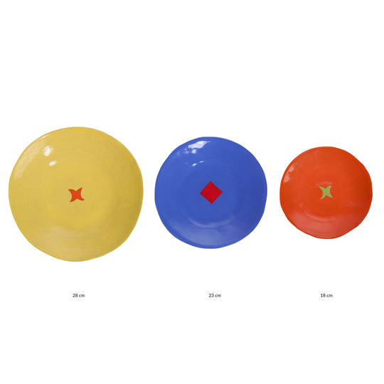 Coffret de 3 assiettes en céramique Color Me Bright par l'artiste sud-africaine Clementina Van Der Waltz. 
Détail des assiettes ( coloris et diamètre)
- Assiette de présentation : Mandarine - 28 cm 
- Grande Assiette : Cobalt - 23 cm 
- Assiette à Dessert : Citron - 18 cm