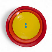 Coffret de 3 assiettes en céramique Color Me Bright par l'artiste sud-africaine Clementina Van Der Waltz. 
Détail des assiettes ( coloris et diamètre)
- Assiette de présentation : Tomate - 28 cm 
- Grande Assiette : Mandarine - 23 cm 
- Assiette à Dessert : Citron - 18 cm