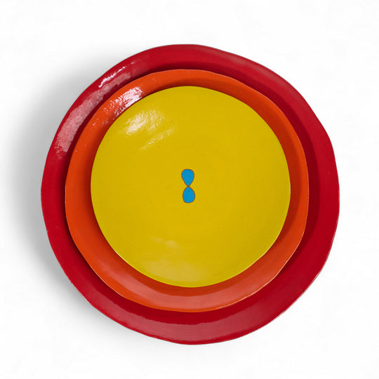 Coffret de 3 assiettes en céramique Color Me Bright par l'artiste sud-africaine Clementina Van Der Waltz. 
Détail des assiettes ( coloris et diamètre)
- Assiette de présentation : Tomate - 28 cm 
- Grande Assiette : Mandarine - 23 cm 
- Assiette à Dessert : Citron - 18 cm