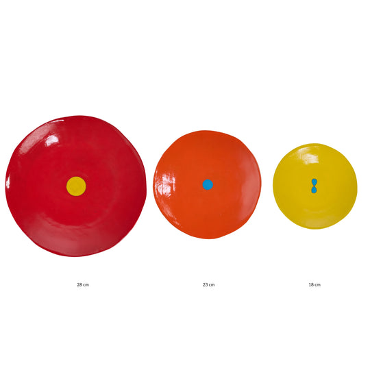 Coffret de 3 assiettes en céramique Color Me Bright par l'artiste sud-africaine Clementina Van Der Waltz. 
Détail des assiettes ( coloris et diamètre)
- Assiette de présentation : Tomate - 28 cm 
- Grande Assiette : Mandarine - 23 cm 
- Assiette à Dessert : Citron - 18 cm